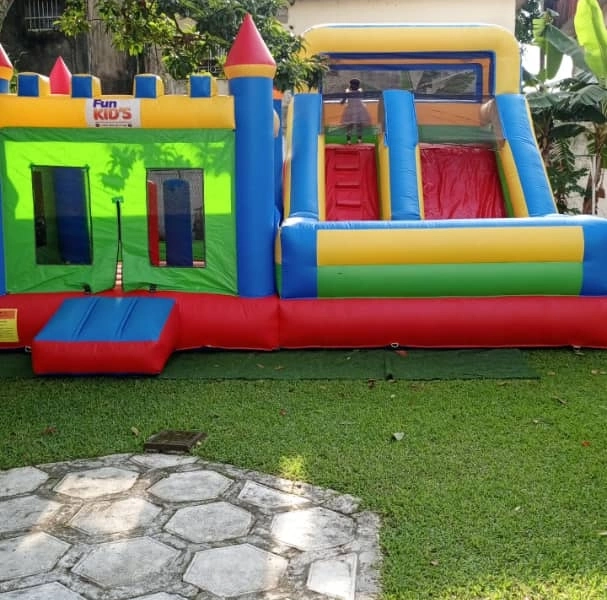Grand château gonflable 6m x 6m