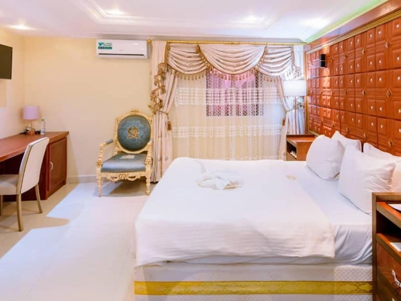 Chambre royale- Hôtel la principauté