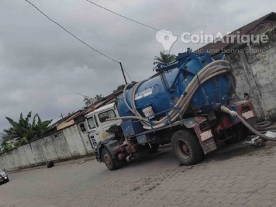 Camion de vidanges des fosses septiques