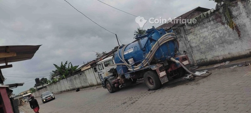Camion de vidanges des fosses septiques