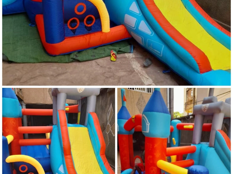 Location de château gonflable avec toboggan et parcoure d'obstacle