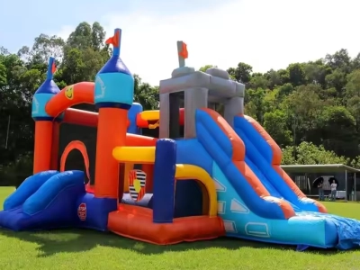 Location de château gonflable avec toboggan et parcoure d'obstacle