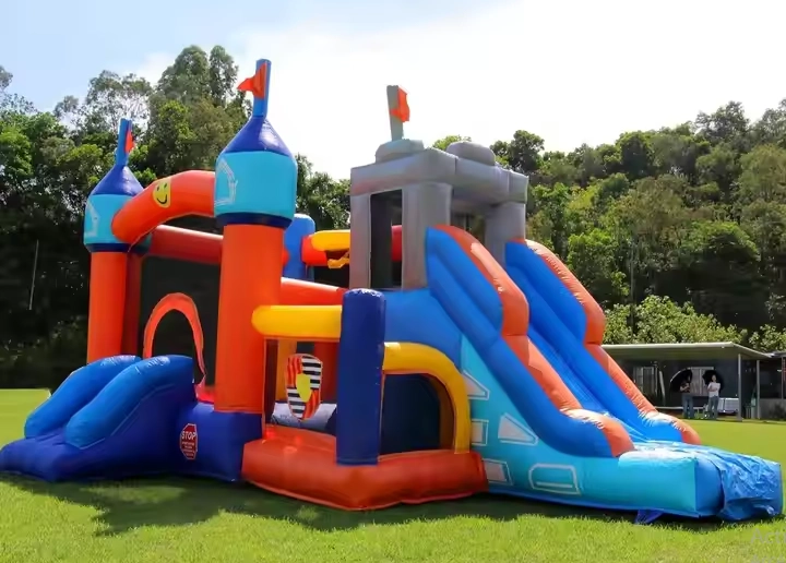 Location de château gonflable avec toboggan et parcoure d'obstacle