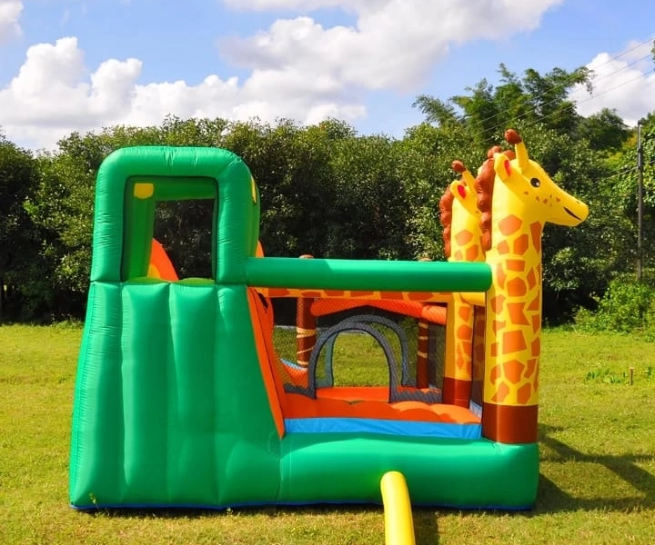 Mini chateau gonflable multifonction - theme girafe.