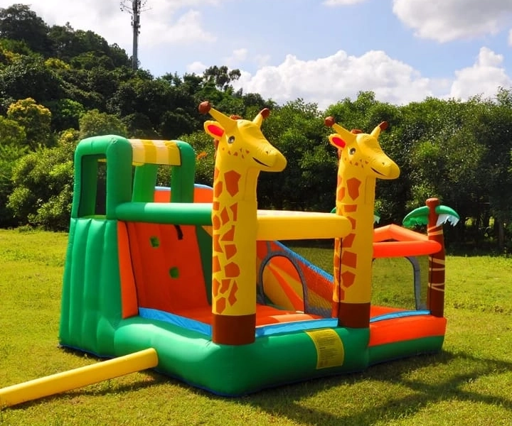 Mini chateau gonflable multifonction - theme girafe.
