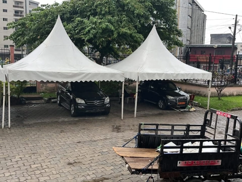 Location de chapiteaux 50 places (5m x 5m) à Douala – Services complémentaires disponibles