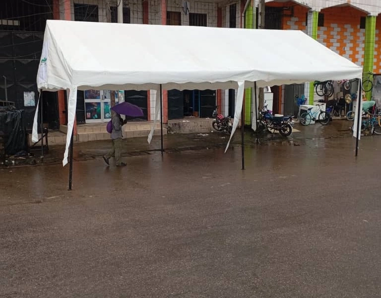 Location de tente 100 places (8m x 5m) à Douala – Services complémentaires disponibles