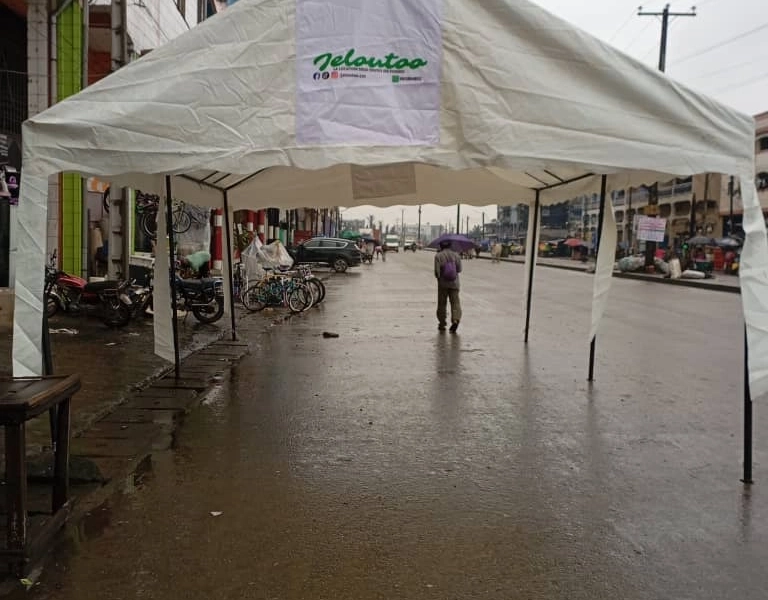 Location de tente 100 places (8m x 5m) à Douala – Services complémentaires disponibles