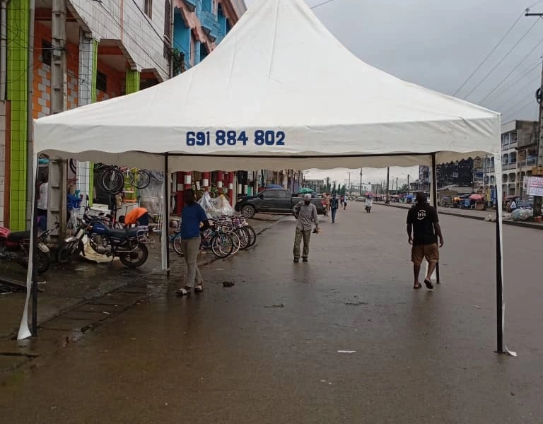 Location de chapiteaux 50 places (5m x 5m) à Douala – Services complémentaires disponibles