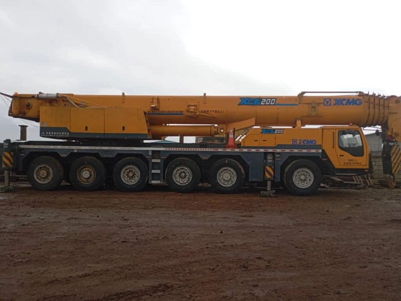 Location de grue mobile 200 tonnes